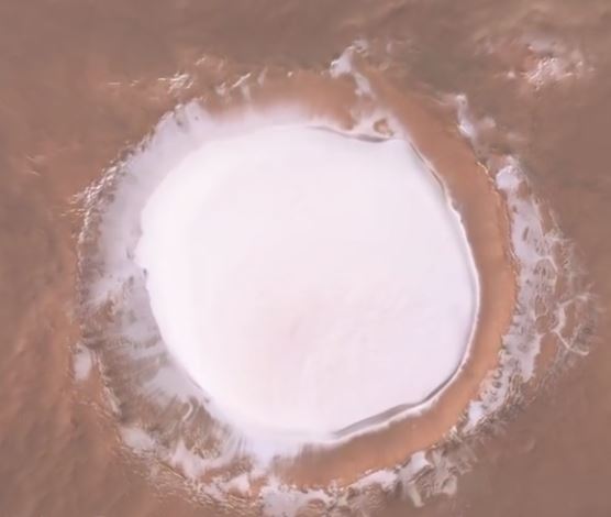 Sobrevolando al impresionante casquete de hielo del cráter Korolev de Marte